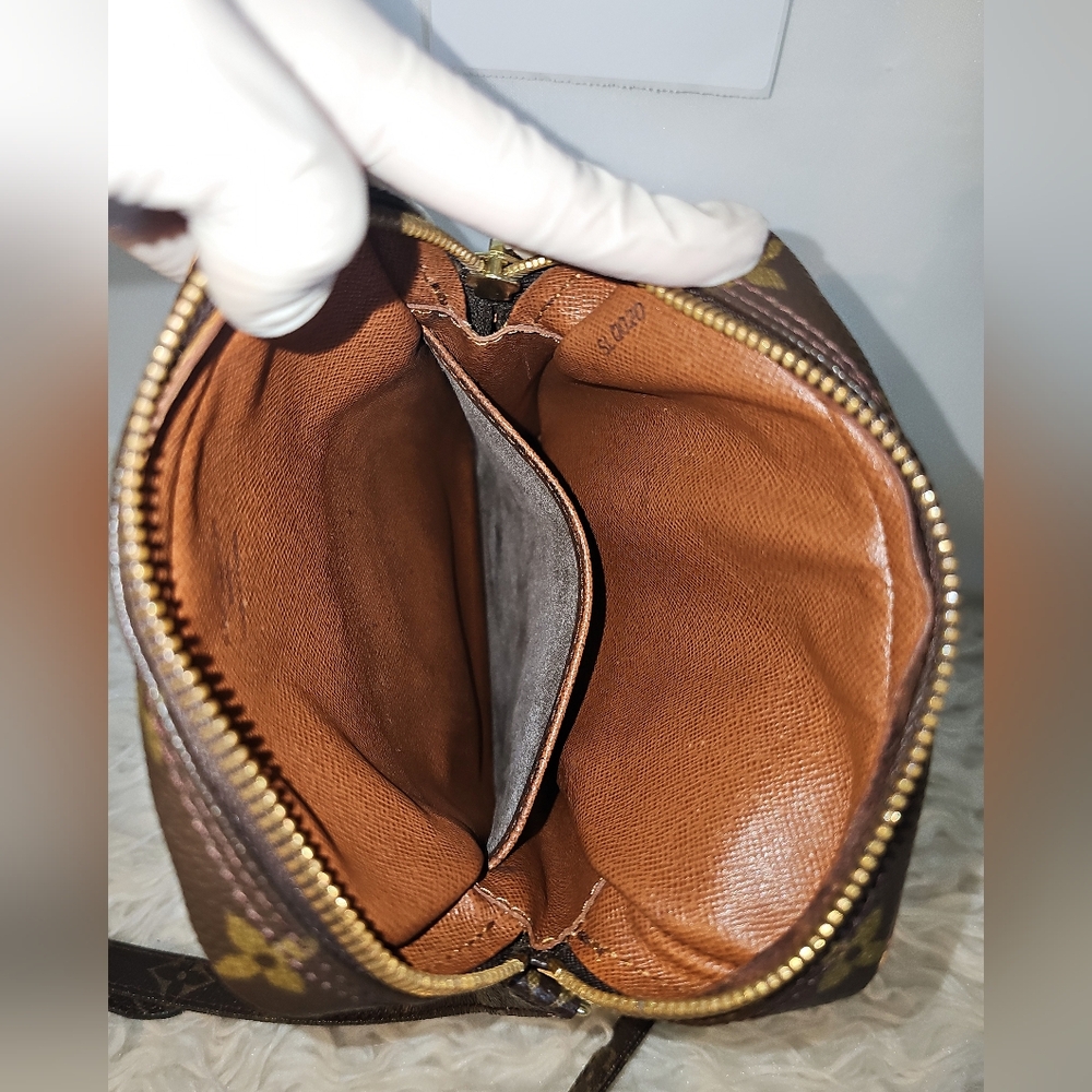 Authentuc Louis Vuitton Danube PM Monogram Crossbody Bag - Picture 7 of 16